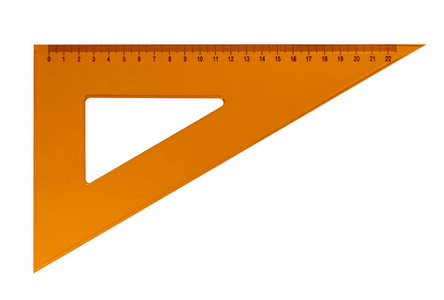 白色背景上隔离的橙色塑料三角尺。 包括裁剪路径。