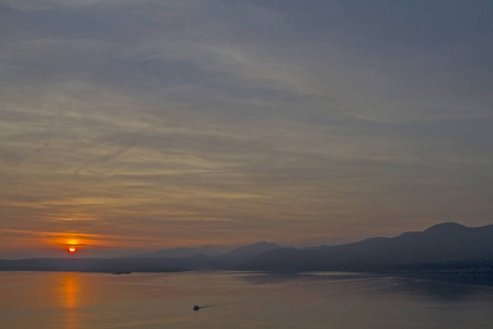 波纳科的加尔达湖南部令人印象深刻的日落