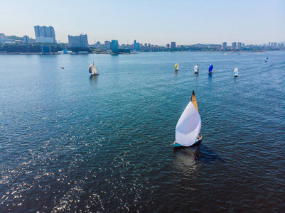 帆船从上面拍摄，显示了清澈的海水。