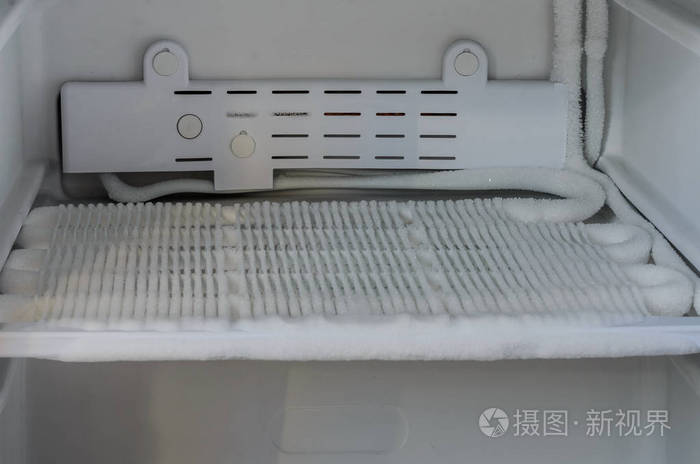 冰冻的冰霜覆盖冰箱冷冻室的冰箱管