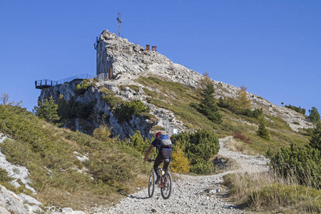山地自行车之旅，到皮佐迪莱维科的顶部，1908米高的维泽纳，一个军事设施，从第一次世界大战由奥地利人建造。