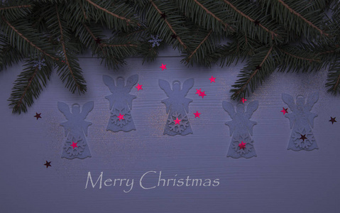 圣诞贺卡模板与冷杉枝和纸天使