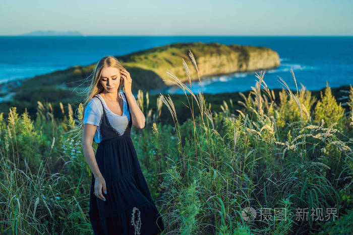 年轻美丽的女人在秋天的风景与干燥的花, 麦穗.时尚的秋天, 冬天.