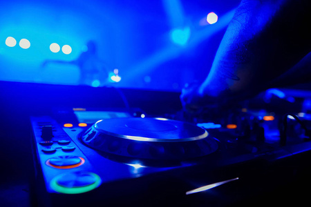 dj在夜店的派对特写镜头中播放曲目照片