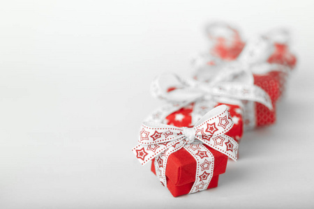 白色背景上的红色圣诞礼品盒