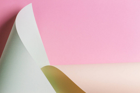 抽象几何形状粘贴粉色，绿色，蓝色彩纸组成..