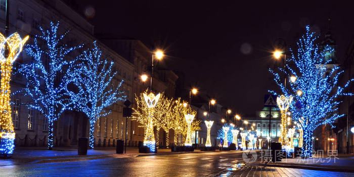 圣诞节前夕城市的明亮装饰