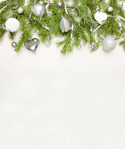 圣诞节或新年背景杉树树枝与玻璃玩具和复制空间。