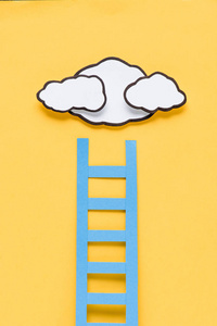 在黄色背景上有云的纸梯的顶部视图，设定目标概念
