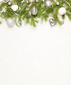 圣诞节或新年背景杉树树枝与玻璃玩具和复制空间。