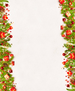 圣诞节或新年背景杉树树枝，红色玻璃玩具，白色木制背景上的装饰品。