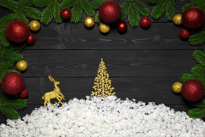 圣诞树冬天装饰在黑色木背景与空的拷贝空间为文本