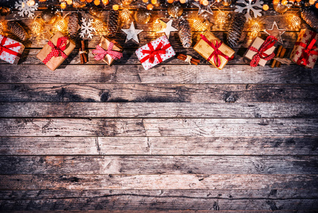 装饰圣诞乡村背景与礼品盒木木板。庆和节日理念..免费的文本空间。