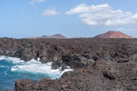 西班牙兰萨罗特岛LosHervideros西海岸的海洋和火山熔岩