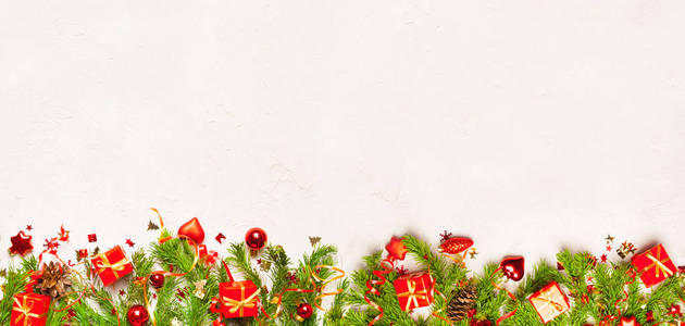 圣诞节或新年背景冷杉树枝红色玻璃玩具装饰品白色木制背景。