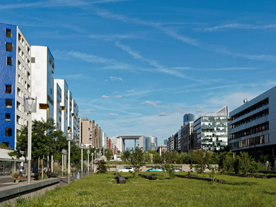 法国巴黎南特雷的现代住宅，背景是LaDefense