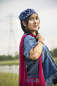 泰国诺塔布里郊外，一位穿着时尚靛蓝服装摆着肖像在户外拍照的亚洲泰国妇女