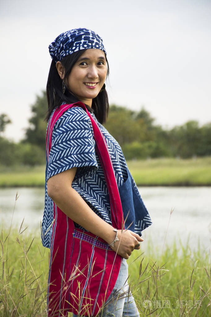 泰国诺塔布里郊外,一位穿着时尚靛蓝服装,摆着肖像