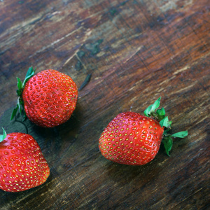 木制背景上的草莓