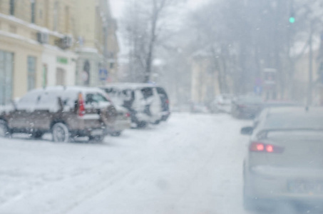 冬天背景模糊的城市生活恶劣的天气生活方式暴雪圣诞节寒冷的秋天雪游客全景城