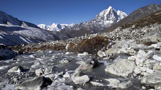 尼泊尔珠穆朗玛峰地区美丽的山景