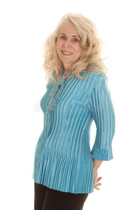 老年妇女蓝色衬衫微笑