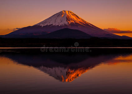 倒像富士山在红色的天空