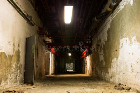 老工业楼，地下室几乎没有灯光