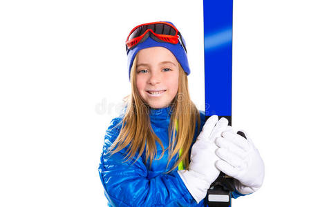 小女孩滑雪，戴着雪地护目镜和冬帽