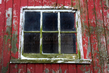 伊利诺伊州老红谷仓的窗户特写镜头