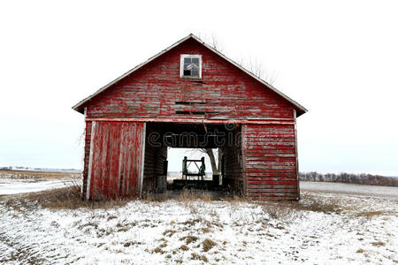 伊利诺伊州冬天下雪的老红色谷仓