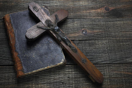 十字架和旧书