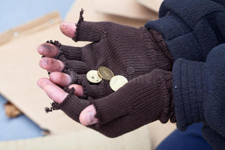 肮脏的钱伸手要钱的人照片