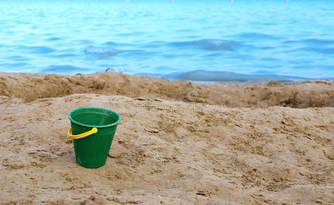 沙滩上的水桶