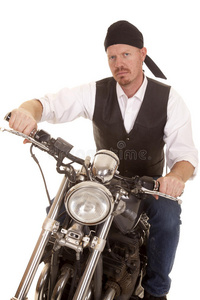 男子手巾摩托车坐严肃图片