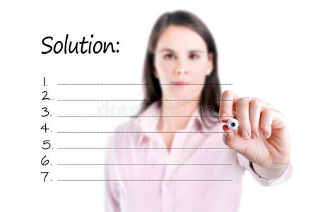 年轻的女商人写着空白的解决方案清单。