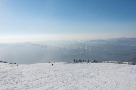 俯视山滑雪坡