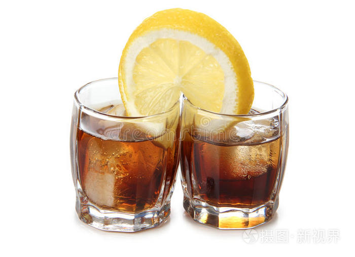 两杯威士忌和柠檬