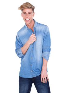 男子微笑着拿着蓝色衬衫