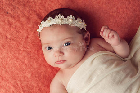 一个戴着蕾丝和珍珠头带的女婴的肖像