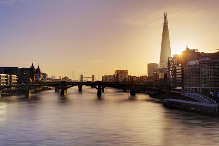 英国日出时的伦敦城市天际线图片