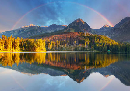 带彩虹的山湖景观斯洛伐克