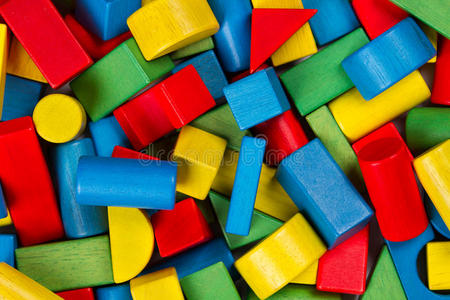 玩具积木,五颜六色的木制建筑砖,一堆堆五颜六色的照片