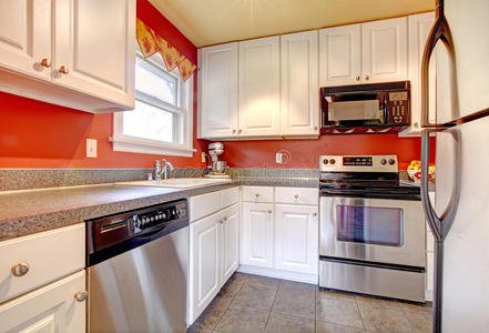 舒适的厨房，红墙白柜