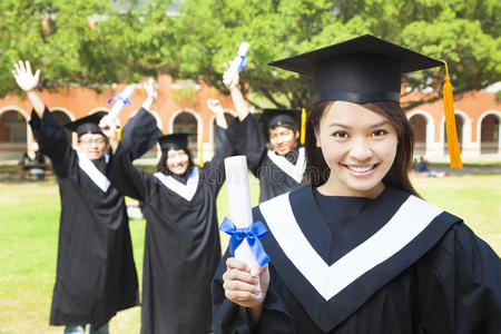 美丽的女大学毕业生在典礼上拿着毕业证书