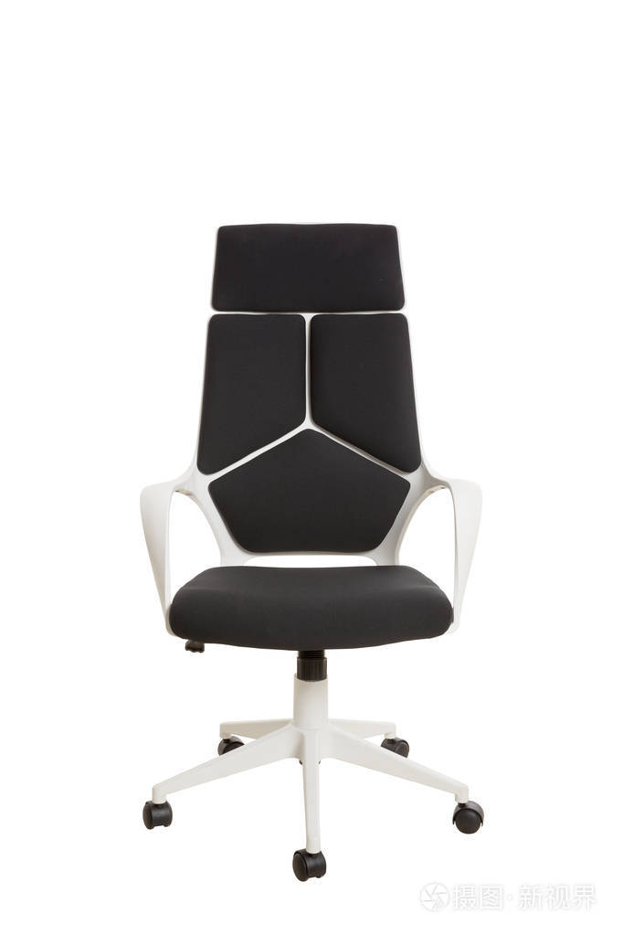 一个现代办公椅的正面视图由白色塑料软垫与黑色纺织品孤立在白色背景