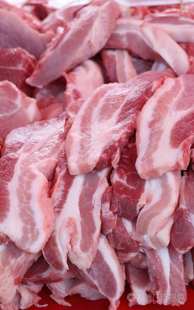 市场上的新鲜猪肉