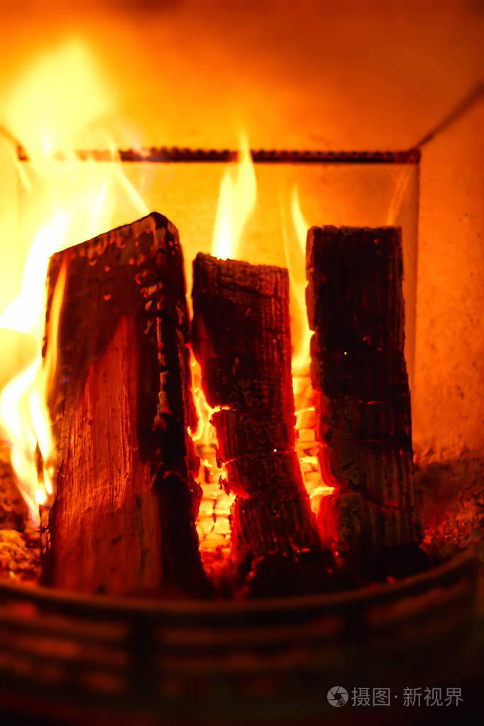 在烤箱里烧火