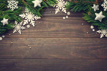 木制背景上有雪花和星星的圣诞作文。 复制空间。 顶部视图