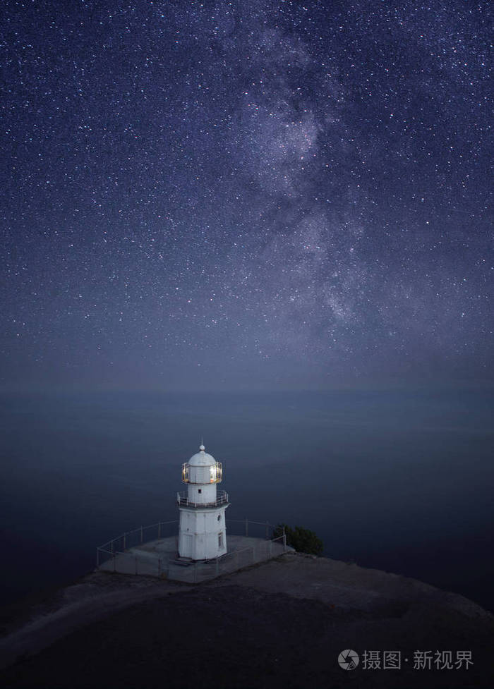 在晚上的灯塔